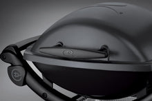 Load image into Gallery viewer, Weber Q1400 Barbecue électrique avec support, surface de cuisson 43 x 32 cm, nomade, grille en fonte émaillée divisée en 2 parties, couvercle et cuve en fonte d'aluminium - Gris foncé (52020853)