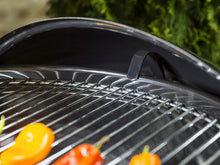 Load image into Gallery viewer, Weber Classic Kettle barbecue au charbon de bois, surface de cuisson Ø 57cm, barbecue avec couvercle et cuve en acier emaillé, thermomètre intégré au couvercle, trépied et roues - Noir (1341504)